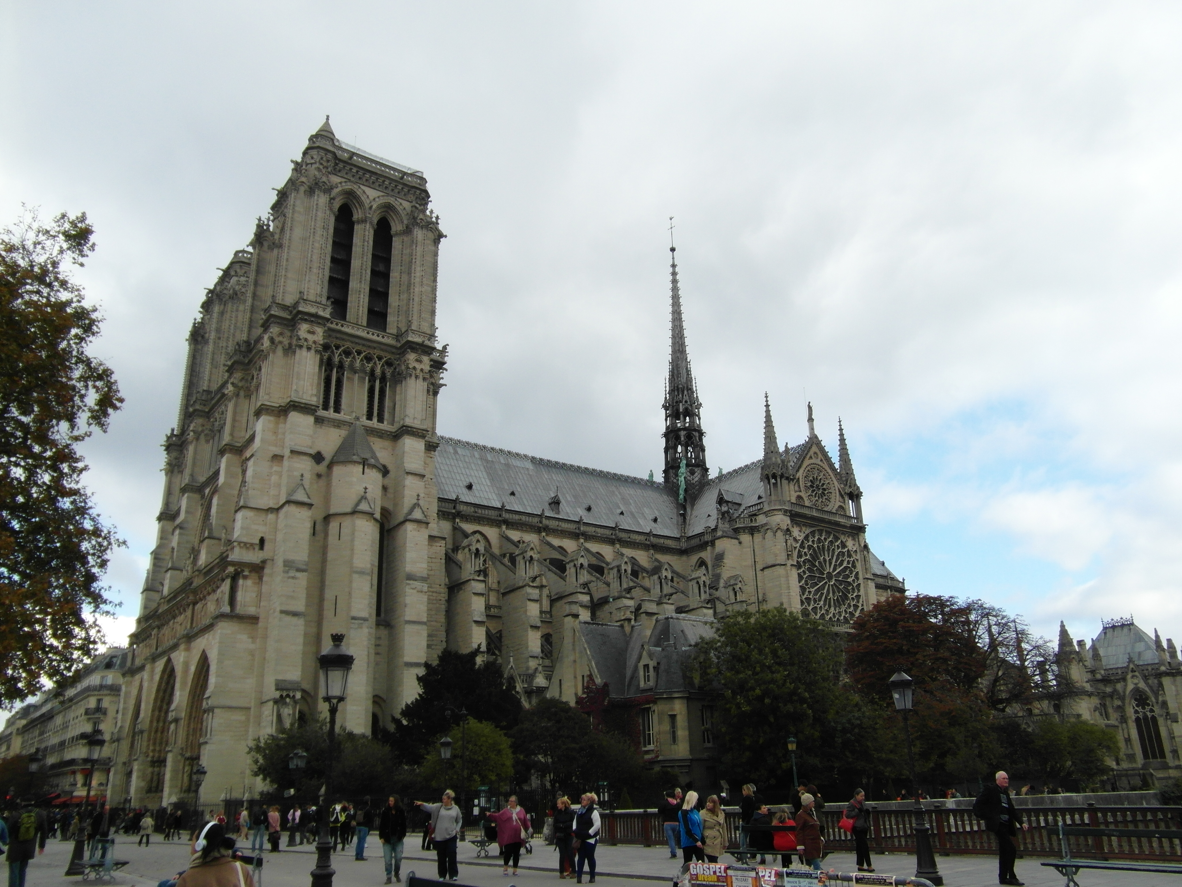 Widok na katedrę Notre-Dame z boku