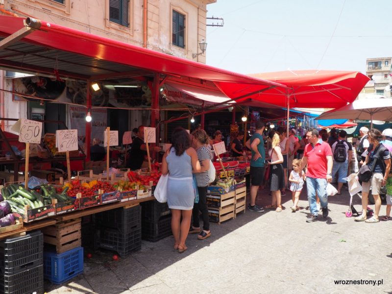 Targ Ballaro w Palermo. Wybór owoców i tłum ludzi