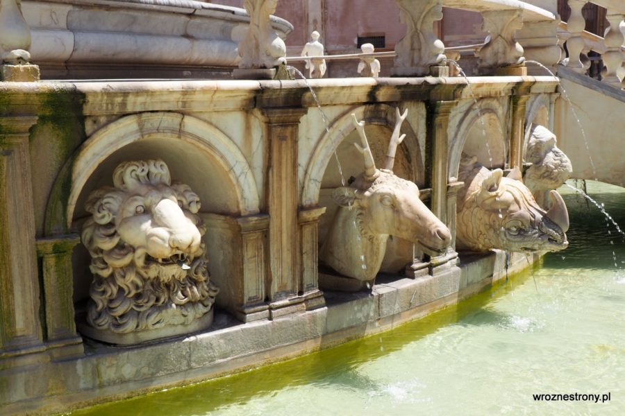 Fragment Fontanny Wstydu w Palermo przedstawiający głowu zwierząt, z których ust lecą strumienie wody.
